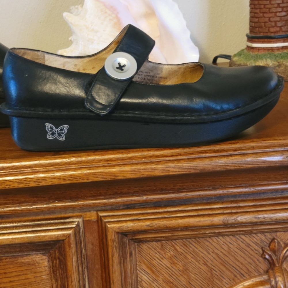 Women's shoes